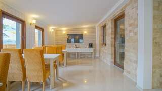 Отели типа «постель и завтрак» Monarch House Брашов-6