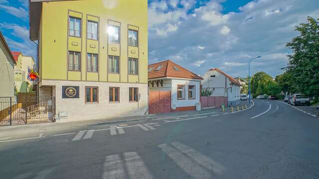 Отели типа «постель и завтрак» Monarch House Брашов-13